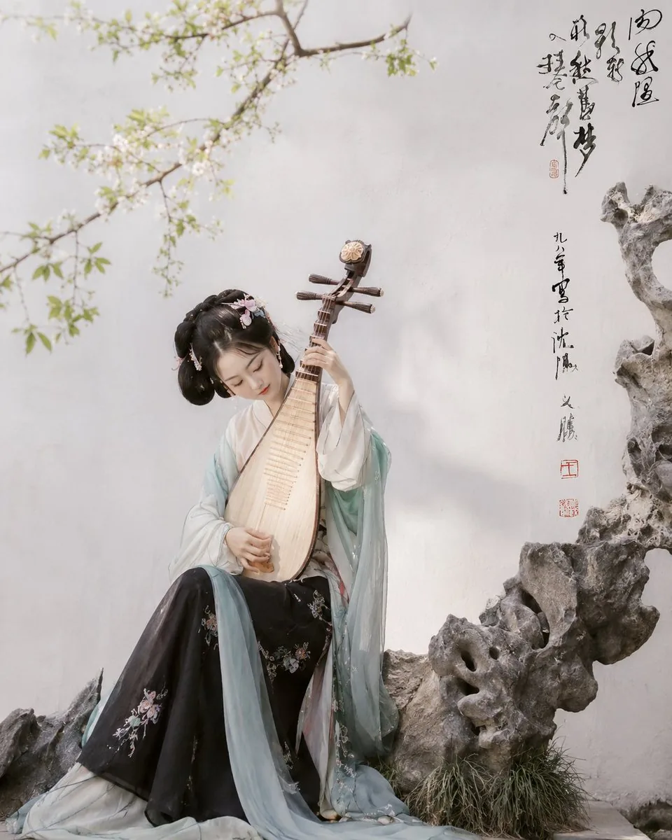 汉服琵琶园林人像